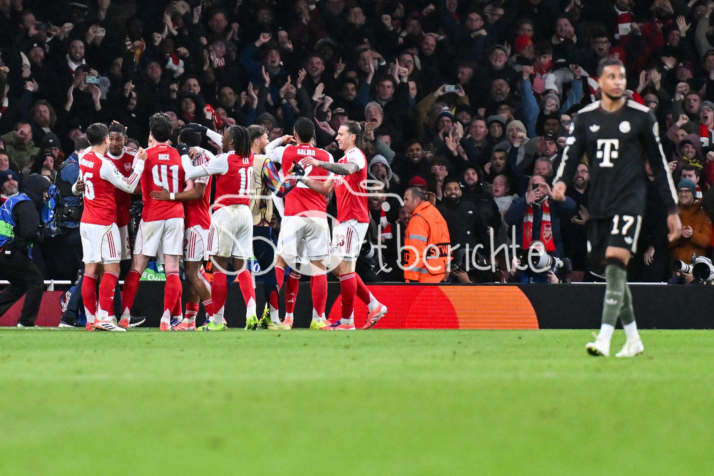 Arsenal FC - FC Bayern München | LONDON, ENGLAND - 26. NOVEMBER: Jubel der Gunners nach dem Treffer zum 2-1 druch Noni MADUEKE (Arsenal FC 20) / Tor / Torschuetze / Freude / Happy / beim Ligaspiel zwischen Arsenal London und dem FC Bayern München am 5. Spieltag der UEFA Champions League im Emirates Stadium am 26.11.2025