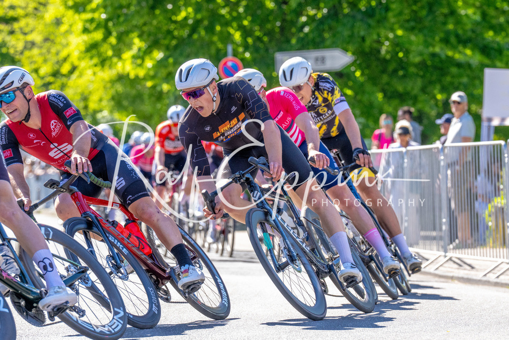 Spurt in den Mai 2026 - Großer Preis der Sparkasse Neuss | Annual one-day road cycling race "Großer Preis der Sparkasse Neuss" held in Büttgen, Germany, organized by VfR Büttgen 1912 e.V. The event features multiple races across all age categories from U11 youth to Elite men. - Realisiert mit Pictrs.com