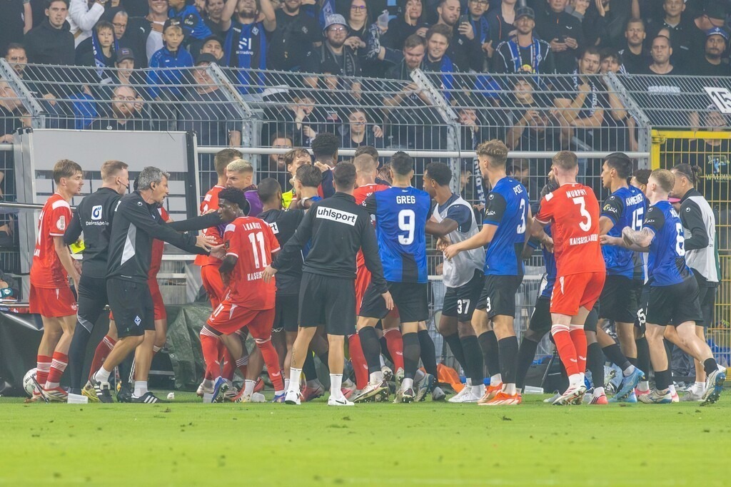 Fußball DFB-Pokal 2026/27, 1. Runde: Waldhof Mannheim gegen 1. FC Kaiserslautern | Fußball DFB-Pokal 2026/27, 1. Runde: Waldhof Mannheim gegen 1. FC Kaiserslautern***Hitzige Rudelbildung zwischen den Spielern beider Mannschaften nach dem Ende der regulären Spielzeit - Realisiert mit Pictrs.com