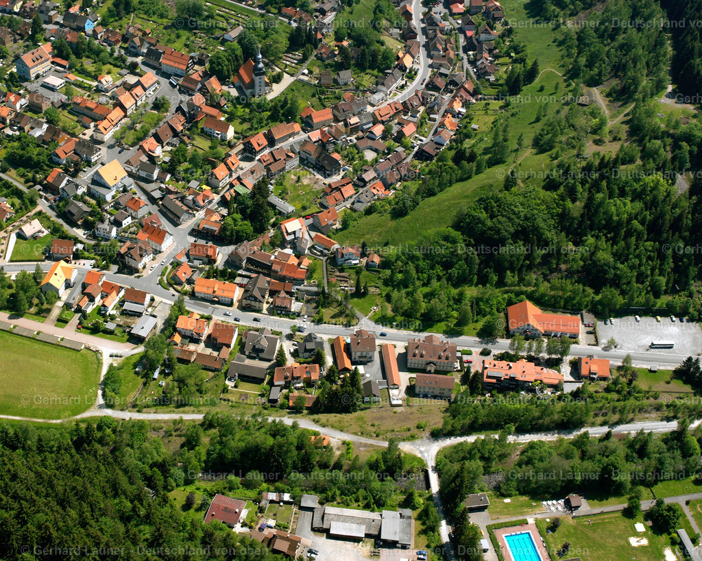 2638657 | LAUTENTHAL 09.06.2006 Von Wald und Forstgebieten umgebener Ortskern der Straßen und Häuser und Wohngebiete in Lautenthal im Bundesland Niedersachsen, Deutschland // Surrounded by forest and forest areas center of the streets and houses and residential areas in Lautenthal in the state Lower Saxony, Germany Foto: Gerhard Launer
