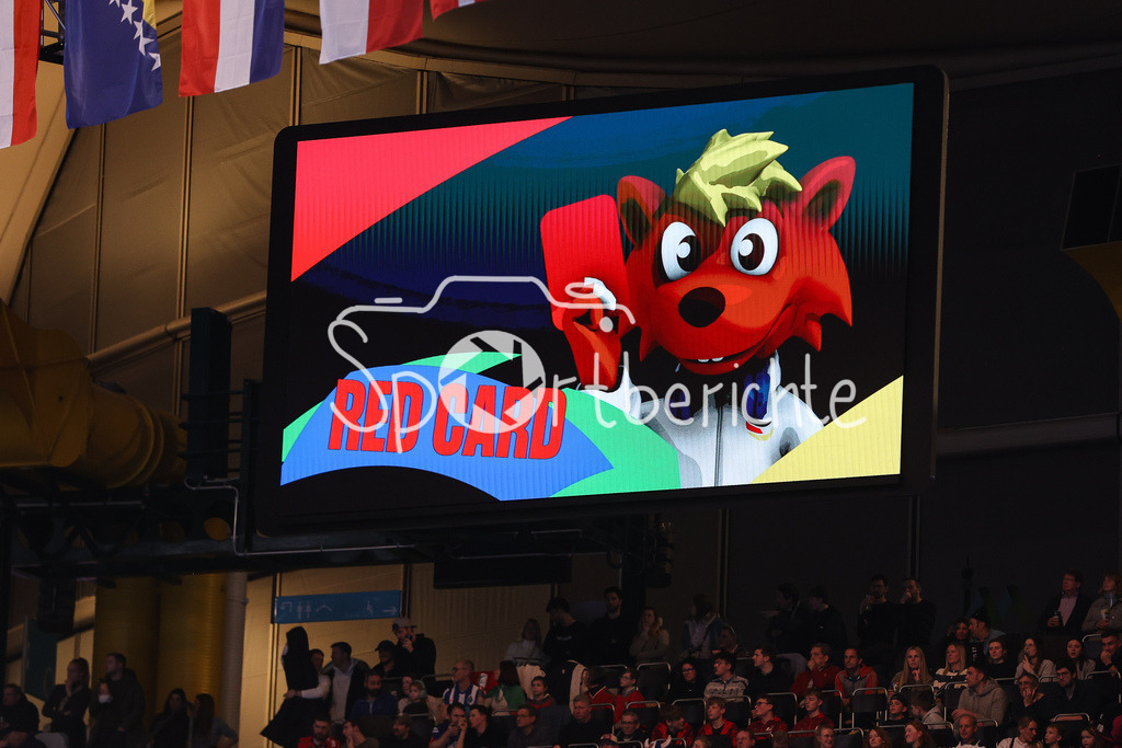 Tschechien - Portugal | Dominik SOLAK (CZE #34) bekommt nach eine Wurf ins Gesicht des Keepers die rote Karte / Red Card