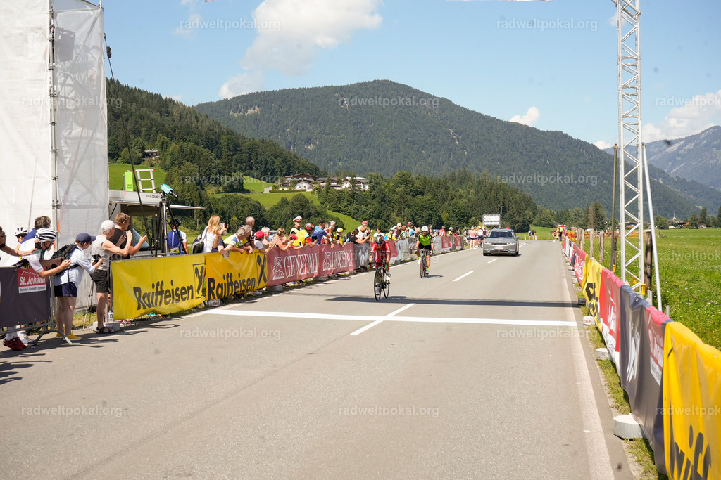 721_20230817_Bewerb_Maenner_Muehlanger | AUT - OESTERREICH, 2023-08-16: SPORT RENNRAD-FAHREN - 55. INTERNATIONALER RADWELTPOKAL IN ST. JOHANN IN TIROL  - Vintage-Radrennen mit WM-Bronze-Medaillen-Siegerin Christina Schweinberger, den Teilnehmer und Alexander Baumann (vom Orginastions-Team) - TAG 2 BEWERB MAENNER IN SECHS GRUPPEN  ; Foto: Roland Muehlanger