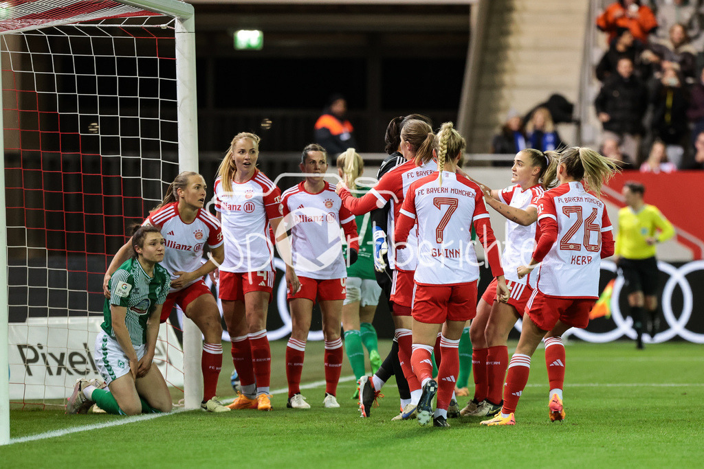 FC Bayern München Frauen - SV Werder Bremen Frauen | Grosser Jubel der FCB Frauen nach dem gehaltenen Elfmeter von Maria-Luisa GROHS (FCB #22) / Sophie WEIDAUER (SVW #9) verschiesst / Torfrau /