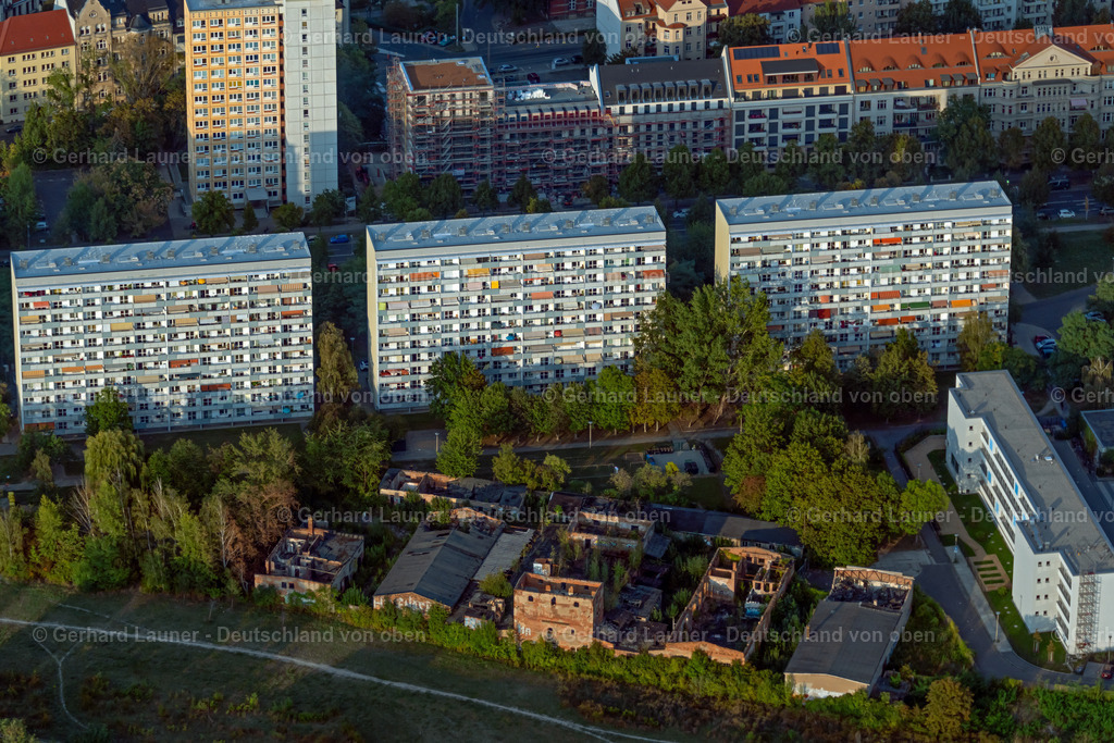 4040909 | LEIPZIG 14.09.2020 Hochhäuser im Wohngebiet einer industriell gefertigten Plattenbau- Siedlung an der Straße des 18. Oktober im Ortsteil Zentrum-Südost in Leipzig im Bundesland Sachsen, Deutschland. // Skyscrapers in the residential area of industrially manufactured settlement on Strasse of 18. Oktober in the district Zentrum-Suedost in Leipzig in the state Saxony, Germany. Foto: Gerhard Launer