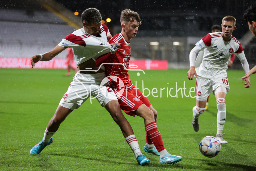 FC Bayern Amateure - 1. FC Nuernberg II | Jermain Nischalke (FCN #26) im Duell mit Paul Wanner (FCB #31)