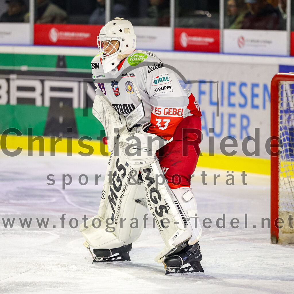 2025-11-16_107_TSV_Erding_gegen_Selber_Woelfe | Erding, Deutschland, 16.11.2025:Eishockey, Oberliga Süd 2025 / 2026, 17. Spieltag, TSV Erding gegen Selber Wölfe, Endergebnis: 3:1Torwart Nico Wiens (Selber Wölfe, #33)Foto: Christian Riedel / fotografie-riedel.net