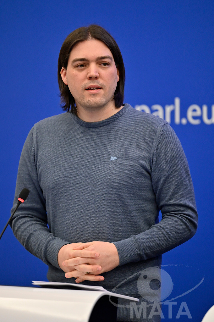 _DWI0051 | Politiker Ivan Vilibor Sincic bei einer Pressekonferenz zum Thema 'Alarmierende Statistiken zu den Folgen des COVID-Lockdowns' im Europäischen Parlament. Straßburg, 18.01.2023 - Realisiert mit Pictrs.com