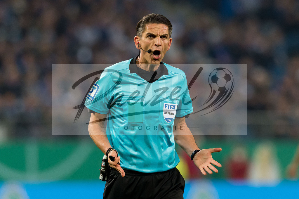 HSVSCF20220419_142 | Fussball, Herren: Referee Deniz Aytekin schreit beim DFB-Pokal-Halbfinalspiel zwischen Hamburger SV und SC Freiburg im Volksparkstadion am 19.04.2022 in Hamburg, Deutschland.DFB / DFL REGULATIONS PROHIBIT ANY USE OF PHOTOGRAPHS AS IMAGE SEQUENCES AND/OR QUASI-VIDEO. - Realisiert mit Pictrs.com