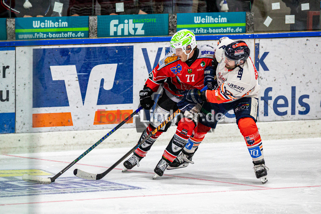 TSV Peißenberg MINERS vs ESC Kempten SHARKS | Eishockey Bayernliga Herren Vorrunde 2024/2025, TSV Peißenberg MINERS vs ESC Kempten SHARKS, 20241018,Zweikampf zwischen Bernhard SCHMID (MINERS 77) und Timo SCHIRRMACHER (SHARKS 3),2024-10-18 in Peißenberg (Eisstadion)Bernhard SCHMID (MINERS 77), Timo SCHIRRMACHER (SHARKS 3)Copyright: WolfgangxLindner foto-lindner.de