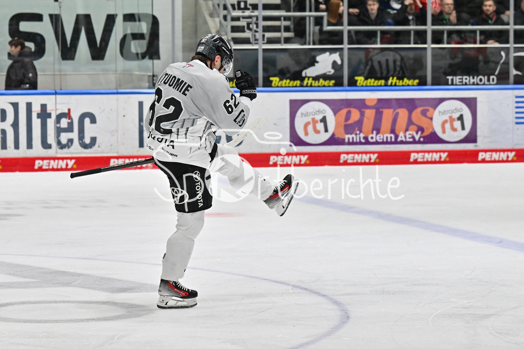 Augsburger Panther - Kölner Haie | Jubel der Haie nach dem Ausgleich zum 3-3 durch Parker TUOMIE (Koelner Haie #62)  / Treffer / Tor / Torschuetze / Freude / Happy / DEL: Augsburger Panther - Koelner Haie, Curt Frenzel Stadion am 02.03.2025