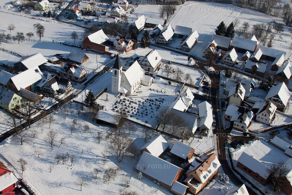Vue aérienne: Églises enneigées au centre du village à Eberbach-Seltz dans le département Bas Rhin, France. Photo: IMG_36220.jpg prise le 02/01/2011 par Werner Riehm/FLY-FOTO.euRésolution de l'original: 4752 x 3168 px