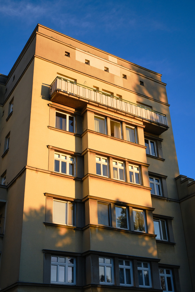 Wohnanlage Paul Speiser-Hof | Wien, Austria - October 26, 2023: Wohnanlage Paul Speiser-Hof im Abendlicht. - Realisiert mit Pictrs.com