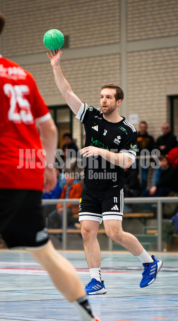 Handball I Herren I Saison 2025-2026 I Verbandsliga West I 13. Runde I SFN Vechta - HSG Varel II I 7421 | Nils Streibel (11, SFN Vechta) - Realisiert mit Pictrs.com