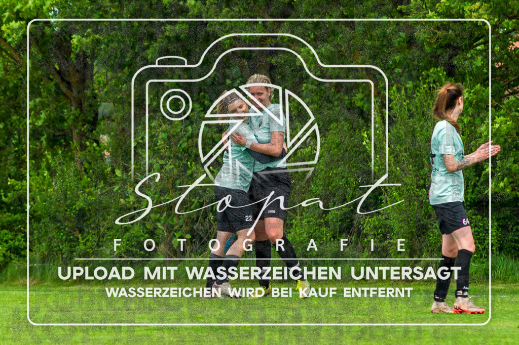 Kreisliga Damen HK/CE - Kickers Wolthausen vs. SG Fulde | Jessica Wesche (Kickers Wolthausen #22), Hannah Marie Faller (Kickers Wolthausen #27); Kreisliga Damen HK/CE - Kickers Wolthausen vs. SG Fulde am 17.05.26 in Sportplatz Wolthausen, Wolthausen - Realisiert mit Pictrs.com