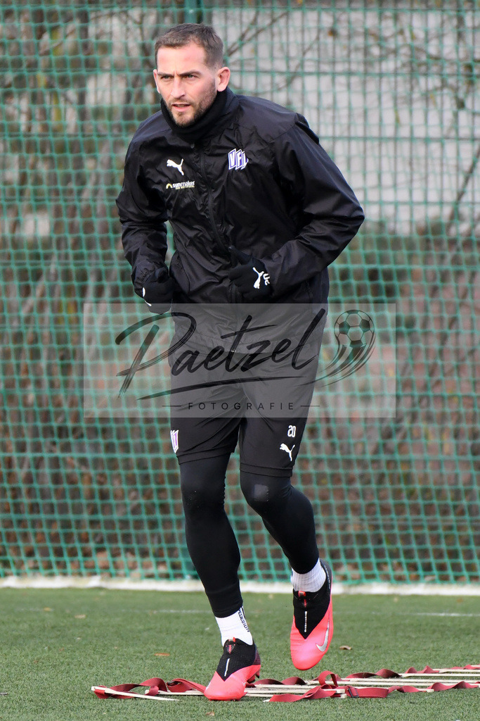 20200131_TRAOSN_0061 | Fußball, Herren: Marc Heider (VfL Osnabrueck) schaut waehrend der Trainingseinheit des VfL Osnabrueck im Sportpark Illoshoehe am 31.01.2020 in Osnabrueck, Deutschland. - Realisiert mit Pictrs.com