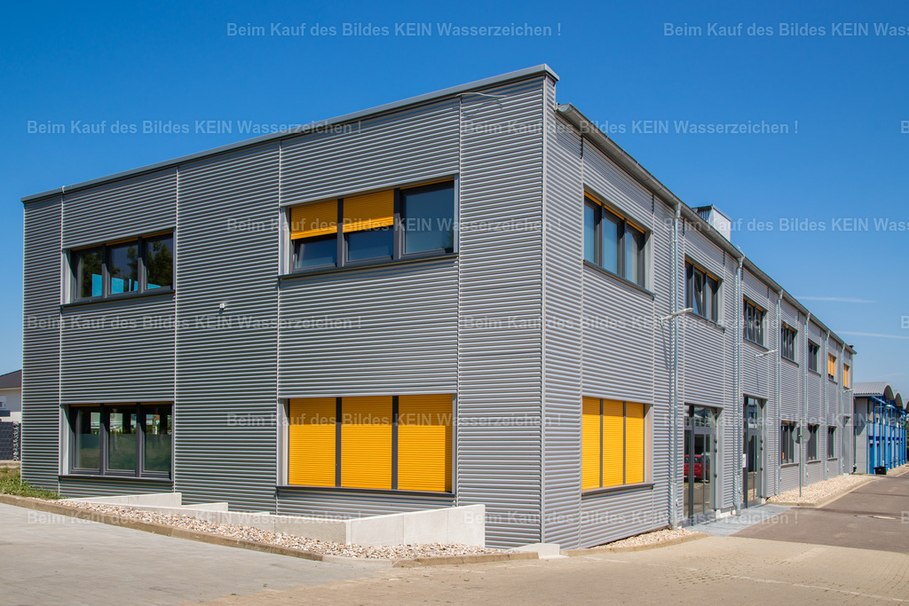 GTZH-5259 | Dieses Gebäude des **Gründungs- und Technologietransferzentrums Handwerk (GTZH)** zeichnet sich durch seine moderne Industriearchitektur aus. Die markante Metallfassade mit ihren profilierten Blechpaneelen verleiht dem Baukörper eine klare, funktionale Gestaltung und unterstreicht den technologischen Charakter des Standorts.Als Teil des GTZH-Komplexes bietet das Gebäude moderne Büro- und Gewerbeflächen für Unternehmen und technologieorientierte Betriebe. Die Architektur verbindet Wirtschaftlichkeit mit zeitgemäßem Design und fügt sich harmonisch in das Gesamtbild des Technologieparks am Magdeburger Flugplatz ein. - Realisiert mit Pictrs.com