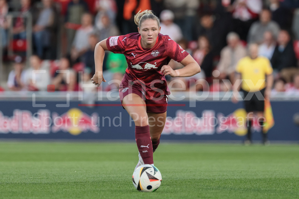 Fussball, Google Pixel Frauen-Bundesliga, RB Leipzig - SV Werder Bremen | v.li.: Marleen Schimmer (RB Leipzig, 14) am Ball, Freisteller, Einzelbild, Ganzkörper, Aktion, Action, Spielszene, DIE DFB-RICHTLINIEN UNTERSAGEN JEGLICHE NUTZUNG VON FOTOS ALS SEQUENZBILDER UND/ODER VIDEOÄHNLICHE FOTOSTRECKEN. DFB REGULATIONS PROHIBIT ANY USE OF PHOTOGRAPHS AS IMAGE SEQUENCES AND/OR QUASI-VIDEO.