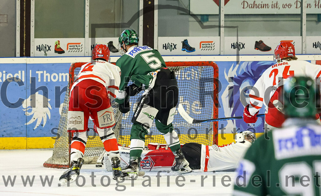 2023-09-10_124_TSV_Erding_gegen_EHC_Klostersee | Erding, Deutschland, 10.09.2023:
Eishockey, Bayernliga 2023 / 2024, Testspiel, TSV Erding gegen EHC Klostersee, Endergebnis: 10:1

Berhard Schönig (EHC Klostersee, #4), Florian Zimmermann (Erding Gladiators, #5), Torwart Daniel Arendas (EHC Klostersee, #3)

Foto: Christian Riedel / fotografie-riedel.net