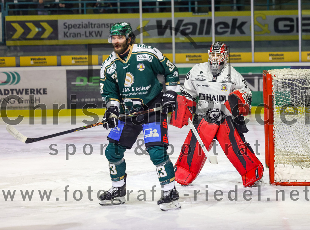 2026-01-30_015_TSV_Erding_gegen_EHF_Passau_Black_Hawks | Erding, Deutschland, 30.01.2026:Eishockey, Oberliga Süd 2025 / 2026, 42. Spieltag, TSV Erding gegen EHF Passau Black Hawks, Endergebnis: 2:6Marc Schmidpeter (Erding Gladiators, #33), Torwart Janik Engler (EHF Passau Black Hawks, #30)Foto: Christian Riedel / fotografie-riedel.net