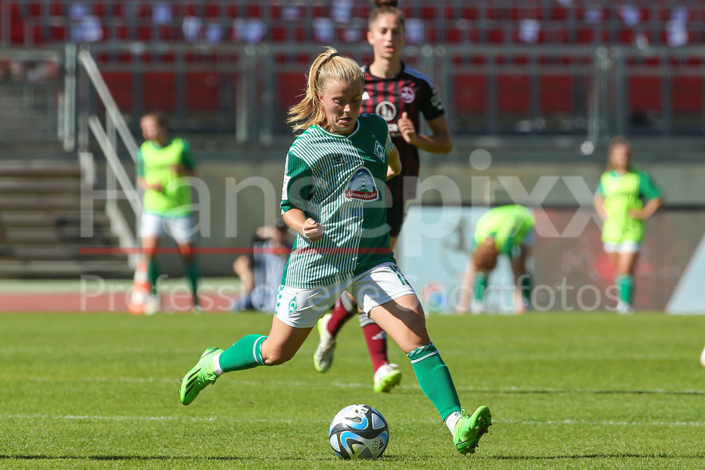 Fussball, Google Pixel Frauen-Bundesliga, 1. FC Nürnberg - SV Werder Bremen | v.li.: Ricarda Walkling (SV Werder Bremen, 13) am Ball, Einzelbild, Ganzkörper, Aktion, Action, Spielszene, DIE DFB-RICHTLINIEN UNTERSAGEN JEGLICHE NUTZUNG VON FOTOS ALS SEQUENZBILDER UND/ODER VIDEOÄHNLICHE FOTOSTRECKEN. DFB REGULATIONS PROHIBIT ANY USE OF PHOTOGRAPHS AS IMAGE SEQUENCES AND/OR QUASI-VIDEO.