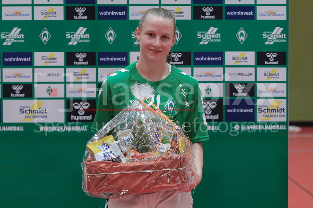 Handball, 2. Bundesliga Frauen, SV Werder Bremen - TuS Lintfort | v.li.: Hannah Weyers (SV Werder Bremen, 21) bei der Auszeichnung der Werder-Spielerin des Spiels