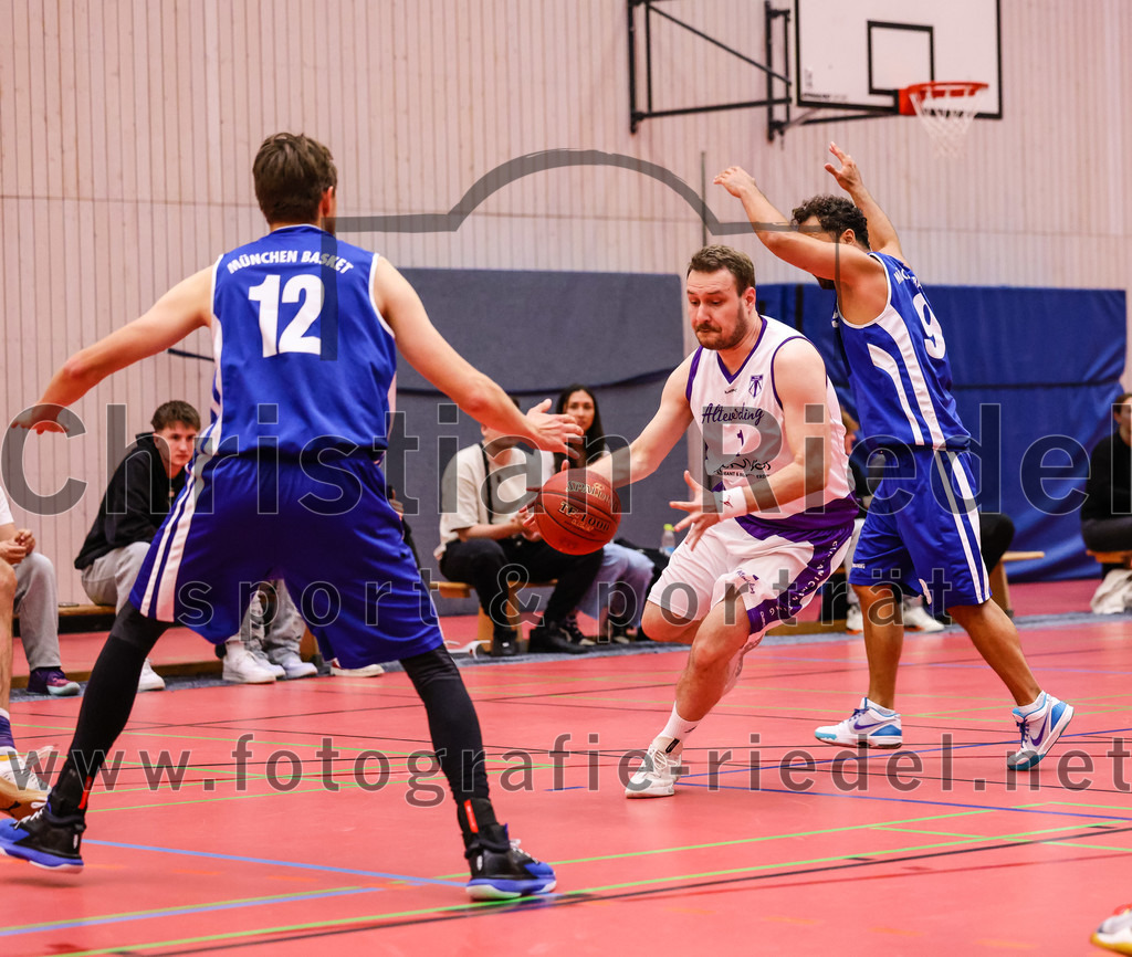2022-05-29_082_SpVgg_Altenerding_gegen_Muenchen_Basket_2 | Erding, Deutschland, 29.05.2022:
Basketball, Bezirksliga 2021 / 2022, Herren Turnier der 2. der Aufstiegsrunden, SpVgg Altenerding gegen München Basket 2, Endergebnis: 

Tim Häusler (München Basket, #12), Marko Mitrovic (SpVgg Altenerding, #1), Helmut Schmidt (München Basket, #9)

Foto: Christian Riedel / fotografie-riedel.net