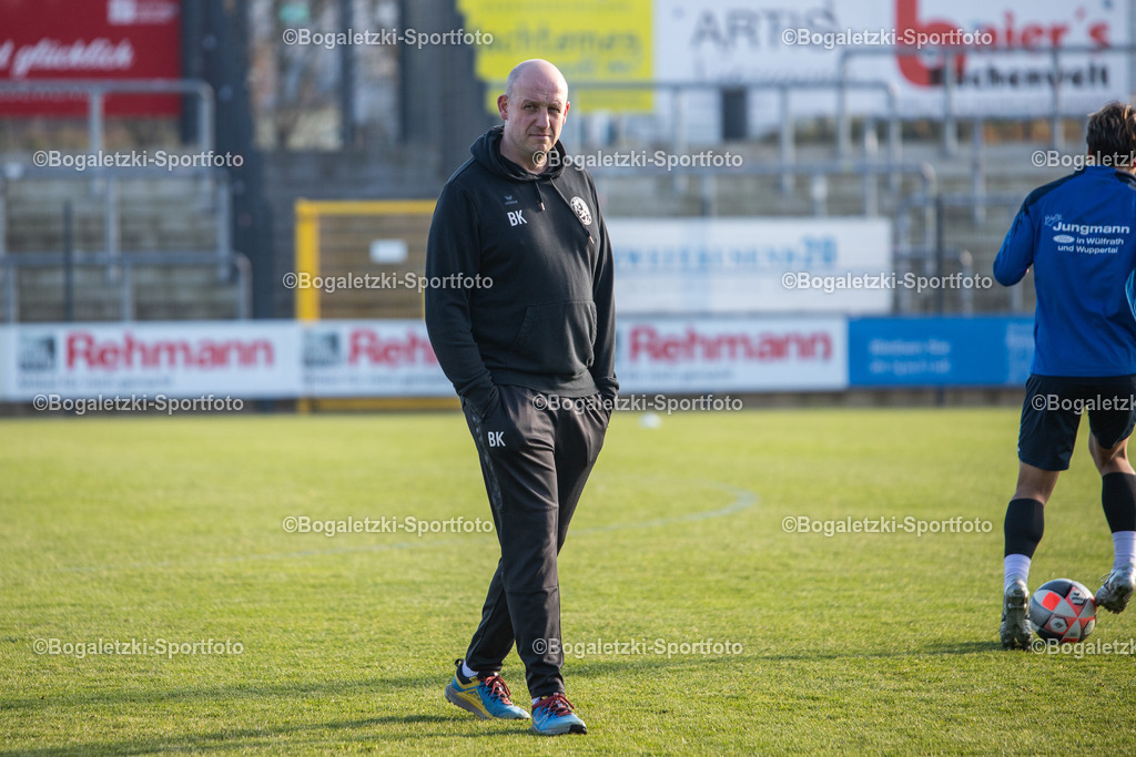 Bogdan Komorowski | 08.11.2025, Fußball, Regionalliga West, SSVg Velbert - SC Wiedenbrück: SSVg Trainer Bogdan Komorowski vor dem Spiel - Realisiert mit Pictrs.com