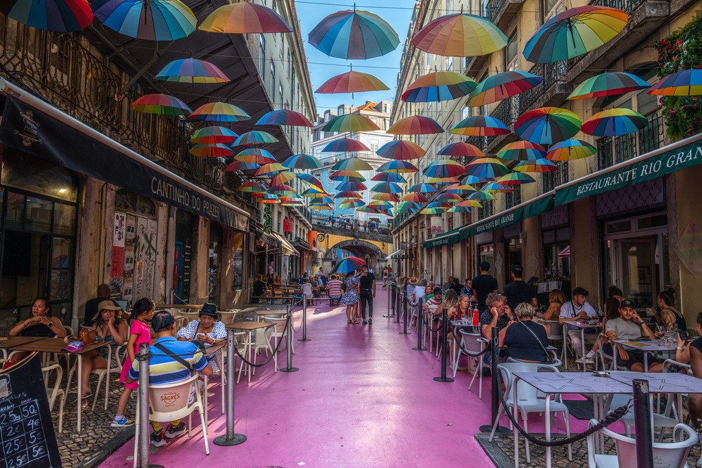 Pink Street in Lissabon - Portugal | Pink Street with umbrellas in Lissabon in POrtugal - Realisiert mit Pictrs.com