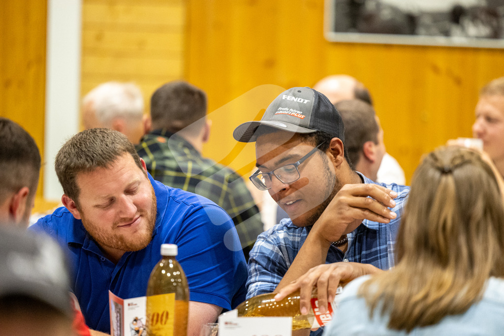 SKE100J_4780 | Die Schwinger des Schwyzer Kantonalen Schwingerverbandes: Fotos, die Dynamik und Leidenschaft festhalten, sowie emotionale Momente aus dem traditionellen Schwingsport zeigen. - Realisiert mit Pictrs.com