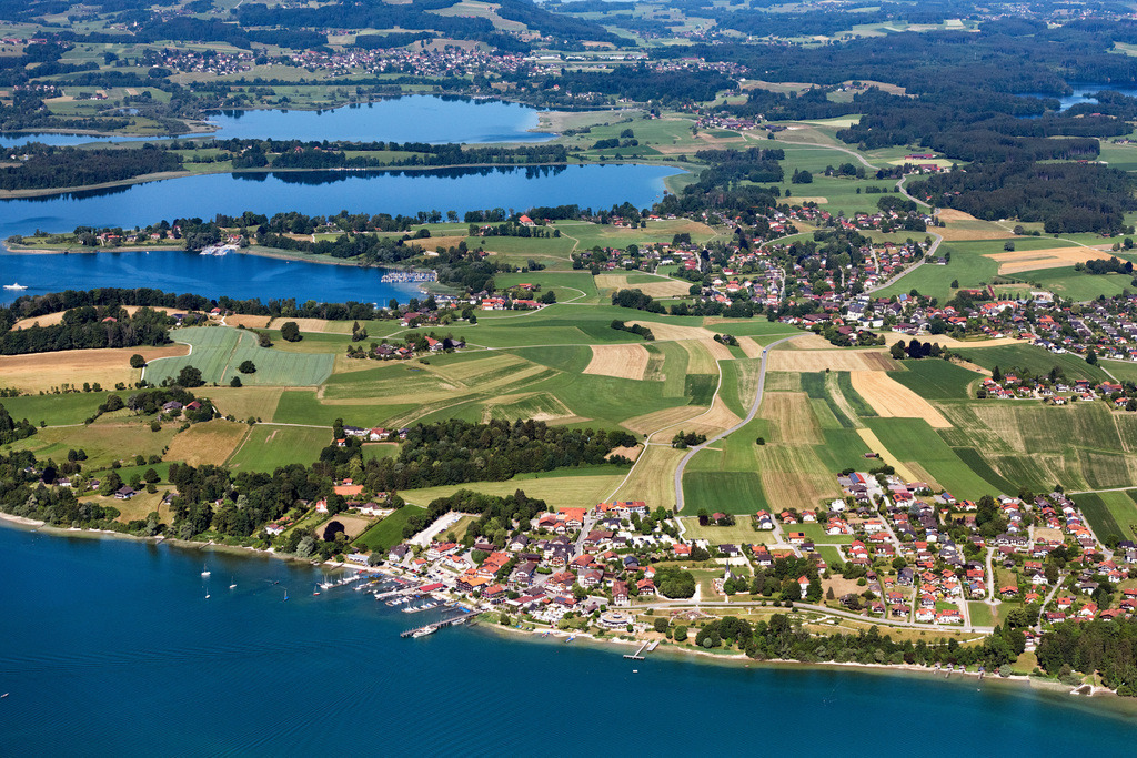 dr__0201159.jpg | GSTADT AM CHIEMSEE 29.06.2023 Dorfkern an den See- Uferbereichen des Chiemsee unterwandertem sieht man den Ankeger der Chiemsee Schifffahrt in Gstadt am Chiemsee im Bundesland Bayern, Deutschland. 