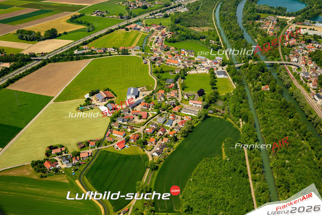 Das Luftbild zeigt Kleinkellmünz Dettingen an der Iller - Die Luftaufnahme wurde 2023 vom UL-Flugzeug aus erstellt ( keine Drohne ) - Hochauflösende Luftaufnahme - Für grossformatige Ausdrucke geeignet. Die Geschenkidee !Mit Lizenz und Bildrechte bestellbar