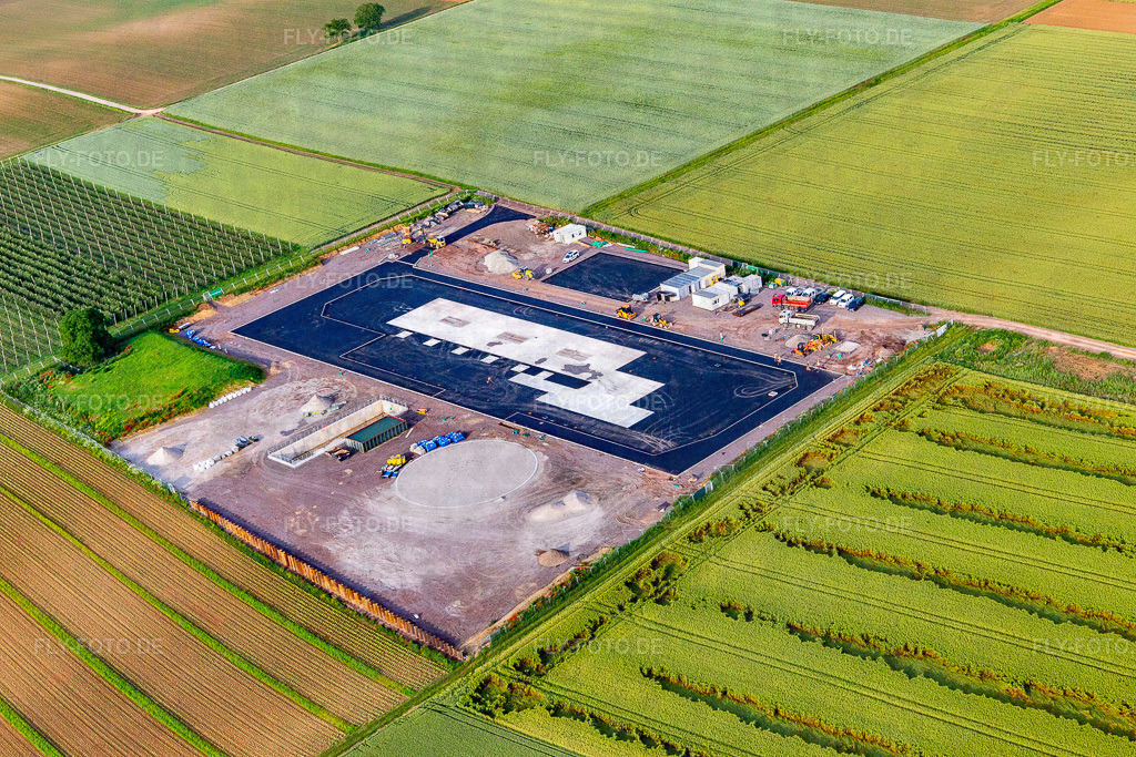 Baustelle des Tiefenbohrplatz V20 von Vulcan Energy am Schleidberg zur Förderung von Geothermie und Lithium https://v-er.eu/de/ | Luftbild: Baustelle des Tiefenbohrplatz V20 von Vulcan Energy am Schleidberg zur Förderung von Geothermie und Lithium https://v-er.eu/de/ in Insheim im Bundesland Rheinland-Pfalz in Deutschland. Foto: IMG_141764.jpg vom 18.06.2024 durch Werner Riehm/FLY-FOTO.de - Realisiert mit Pictrs.com