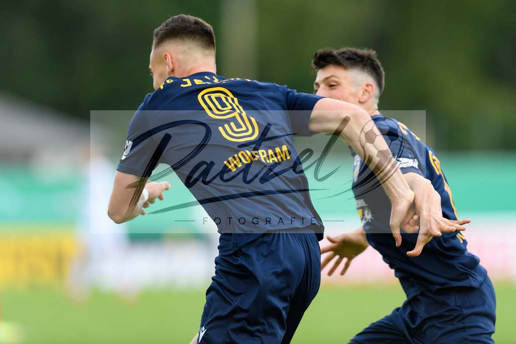 JENKOE20210808_009 | Fussball, Herren: Maximilian Wolfram (FC Carl Zeiss Jena) Torjubel, jubelt mit seiner Mannschaft nach dem Treffer zum 1:0 beim Spiel der 1. Runde im DFB-Pokal zwischen FC Carl Zeiss Jena und 1. FC Koeln im Ernst-Abbe-Sportfeld am 08.08.2021 in Jena, Deutschland.DFB / DFL REGULATIONS PROHIBIT ANY USE OF PHOTOGRAPHS AS IMAGE SEQUENCES AND/OR QUASI-VIDEO. - Realisiert mit Pictrs.com