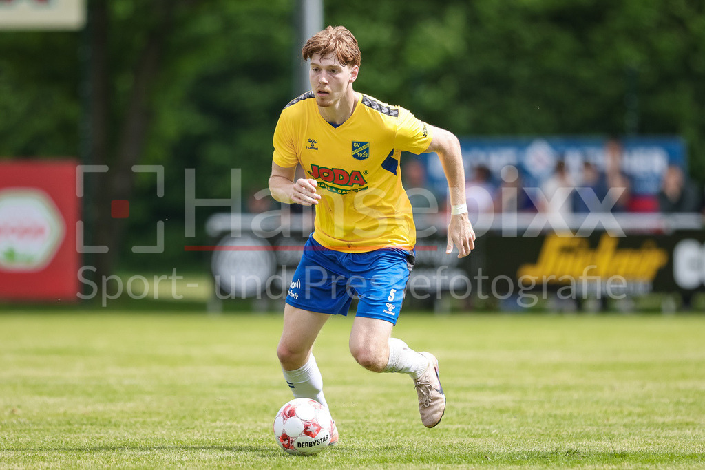 Fussball, Aufstiegsrunde Regionalliga Nord, SV Todesfelde - Blumenthaler SV | Justin Cloppatt (SV Todesfelde, 5) am Ball, Freisteller, Einzelbild, Ganzkörper, Aktion, Action, Spielszene
