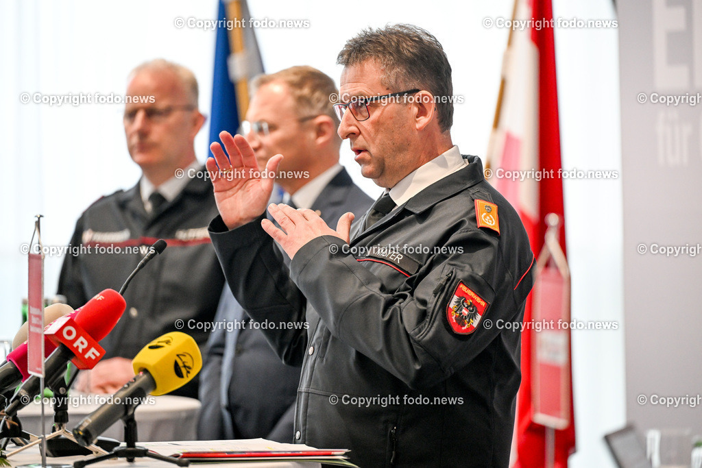 Pressekonferenz Feuerwehr Jahresbilanz 2023_ 28.02.2024-9 | 28.02.2024, Linz, AUT, Pressekonferenz Feuerwehr Jahresbilanz 2023, im Bild Michael Hutterer (Landes-Feuerwehrkommandant-Stv. Ooe), LH Thomas Stelzer (VP, Landeshauptmann Ooe), Robert Mayer (Feuerwehrpraesident, Landesfeuerwehrkommandant Ooe)