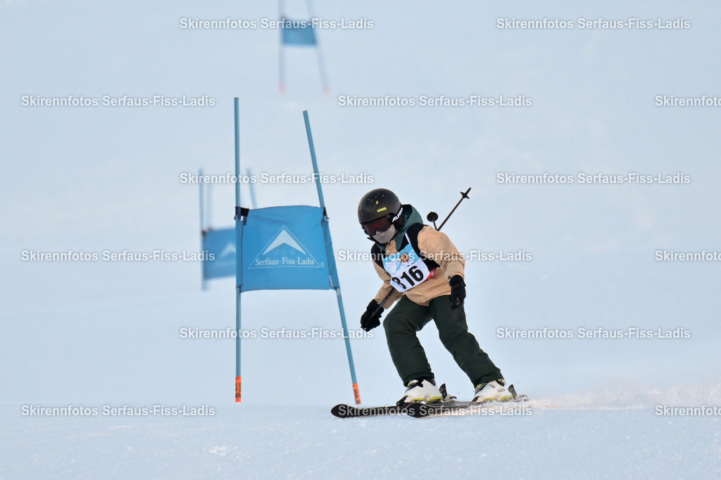 SRF_25.12.2025_0054 | Skirennfotos,Serfaus,Fiss,Ladis,Kinderskirennen,Winter,Tirol,Oberland,skirace,SFL,feelfree,weil wir's genießen,ski,Ski,skifahren,Sonnenplateau, - Realisiert mit Pictrs.com