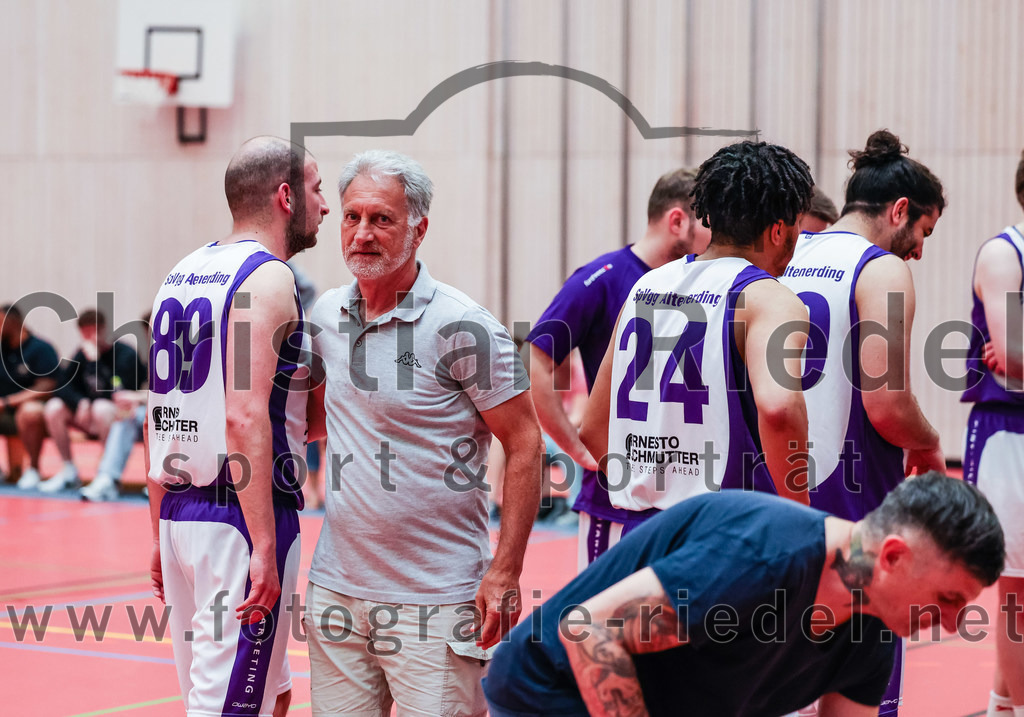 2022-05-15_020_SpVgg_Altenerding_gegen_TSV_Muenchen-Forstenried | Erding, Deutschland, 15.05.2022:
Basketball, Bezirksliga 2021 / 2022, Play-Offs, SpVgg Altenerding gegen TSV München-Forstenried, Endergebnis: 55:57

Krsto Milivojevic (SpVgg Altenerding, #89), Justin Ledbetter (SpVgg Altenerding, #24), Trainer Christos Takis Paraschidis (SpVgg Altenerding)

Foto: Christian Riedel / fotografie-riedel.net