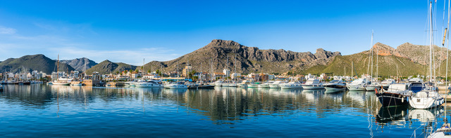 Mediterranean Sea Spain Majorca, panorama view of marina in Port de Pollenca with beautiful mountain landscape | Beautiful panorama view of Port de Pollenca marina with luxury yacht on Mallorca island, Spain - Realisiert mit Pictrs.com