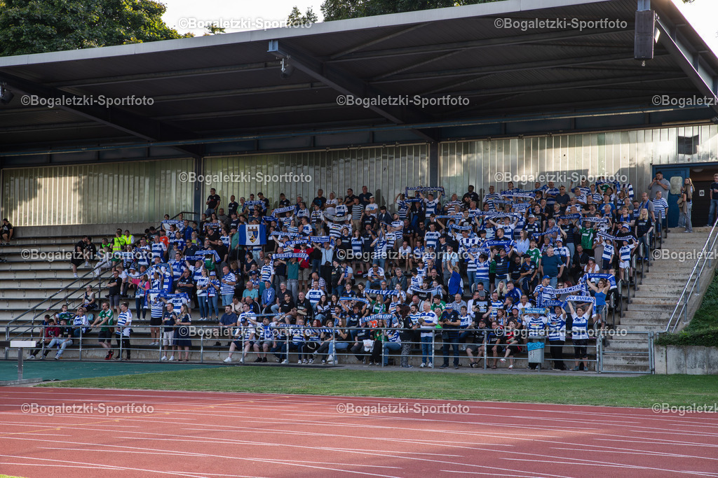 IMG_5474 | 20.08.2025, Fußball, SC Victoria Mennrath - MSV Duisburg, Niederrheinpokal, Saison 2025/26: MSV Fans singen die MSV-Hymne - Realisiert mit Pictrs.com