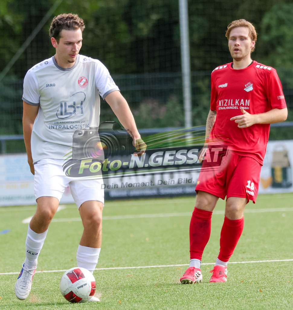 FC RW Kirchlengern - VfL Theesen | Auf dem Bild zu sehen: Grau FC RW Kirchlengern: Julian Marten ; Rot VfL Theesen: Fynn Hagen Rausch-Bönki FC RW Kirchlengern, VfL Theesen, Saison 26/27, Westfalenliga, Kirchlengern, Deutschland - Realisiert mit Pictrs.com