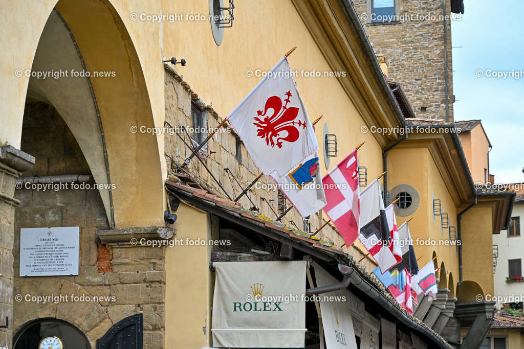 Italien_ Toscana_ Florenz_ 30.05.2024-189 | 30.05.2024, Italien, ITA, Toskana, Florenz im Bild Stadtansichten, Gebäude, Architektur, Touristen, Historisch, Souvenir, Altstadt, Museum, Statuen, Skulpturen, Piazza della Signoria, Statue David, Palazzo Vecchio, Neptunbrunnen, Piazza della Repubblica, Ponte Vecchio, Brücke, Uffizien, Kathedrale Santa Maria del Fiore, Arno, Fluß


Florenz, Firenze, ist eine italienische Großstadt. Nach Einwohnern ist sie die achtgrößte Stadt Italiens. Florenz ist die Hauptstadt sowie größte Stadt der Region Toskana und der Metropolitanstadt Florenz, in der etwa eine Million Menschen leben. Florenz ist für seine Geschichte berühmt. Leonardo da Vinci verbrachte große Teile seiner Jugend in Florenz, Michelangelo fand Unterschlupf in der Kirche der Medici, Galileo Galilei wohnte als Hofmathematiker in den Palästen der Medici. Von 1865 bis 1871 war die Stadt die Hauptstadt des neu gegründeten Königreichs Italien. Das historische Zentrum von Florenz zieht Jahr für Jahr Millionen von Touristen an. Die historische Innenstadt wurde von der UNESCO im Jahre 1982 zum Weltkulturerbe erklärt. 
Quelle: Wikipedia
