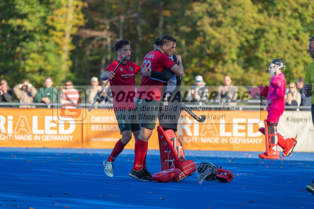 HK_20241103_108598 | 1. Bundesliga Herren Crefelder HTC - Hamburger Polo Club am 3.11.2024 CHTC Krefeld, Krefeld , Julius Hayner ( Crefelder HTC #6 ) , Boomes Anton ( Crefelder HTC #23 ) , Joshua Onyekwue Nnaji Torwart ( Crefelder HTC #29 )