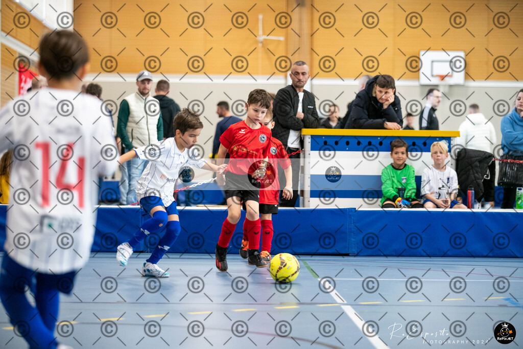 20241124_FCR-Hallenturnier-F3_2_074 | Sport und Naturfotografie von Roberto Esposito zeigt echte Momente Bewegung und die Schönheit der Natur. Ausdrucksstarke Bilder schaffen Emotionen.