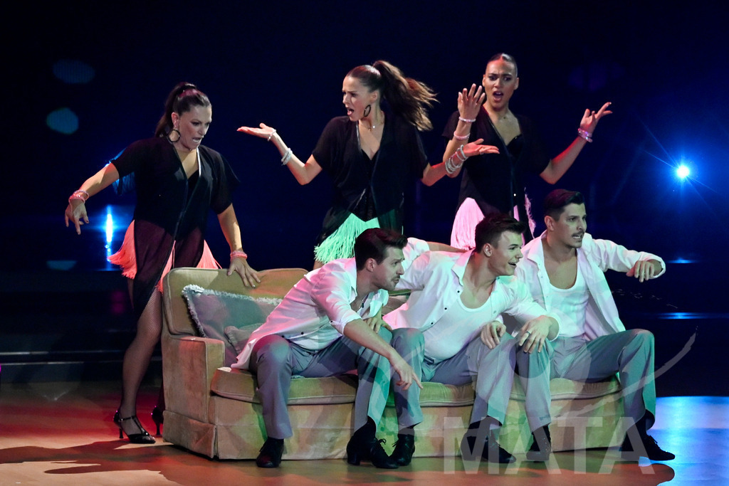_DW08540 | Profitänzerin Patricija Ionel und Para-Schwimmer Taliso Engel bei der Gruppentanz  in 18. Staffel der RTL-Tanzshow Lets Dance  - Realisiert mit Pictrs.com