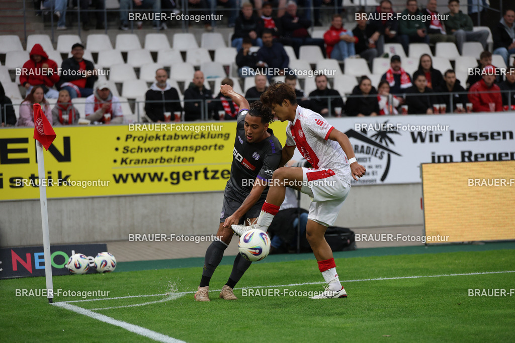 Rot-Weiss Essen - VFL Osnabrück | Essen, Deutschland, 17.09.2025 Yiğit Karademir (VFL Osnabrück) und Kaito Mizuta  (Rot-Weiss Essen) im Kampf um den Ballwährend des 3.Liga Spiels zwischen  Rot-Weiss Essen und VFL Osnabrück am 17.09.2025 im Stadion an der Hafenstraße in Essen. (Foto von Timo Bluhmki-Schmidt/Brauer Fotoagentur