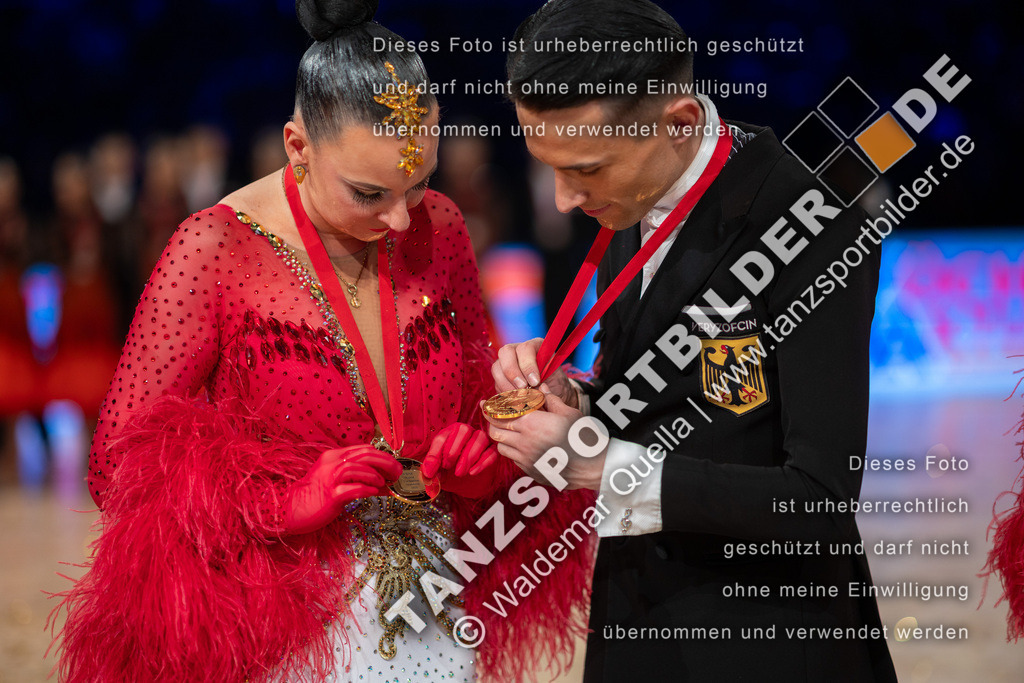 20251206-05910 | Hier finden Sie Tanz Bilder vom Latein und Standard Formationen tanzen. Sportbilder vom Tanzsport. Schöne Fotos und von Weltmeisterschaft, Europameisterschaft, Bundesliga, Regionalliga, Oberliga und Landesliga sowie von GOC Stuttgart, DanceComp, WM Bremen