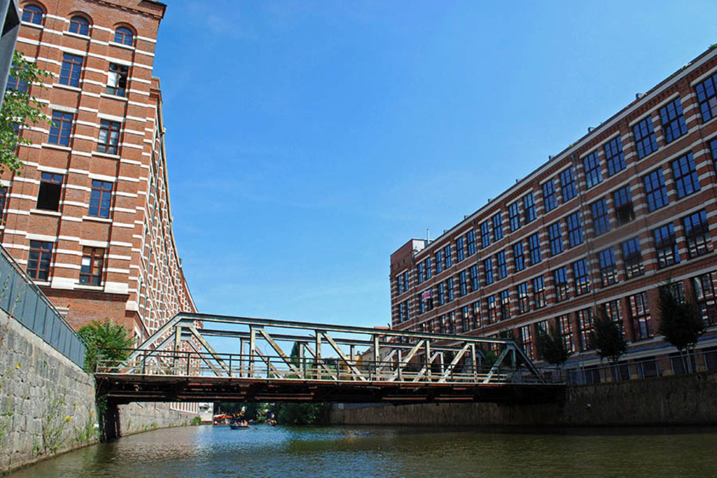 Foto: Leipzig - Buntgarnwerke mit Eisenbahnbrücke - das Baudenkmal wurde 2013 abgerissen | Das Team hinter BILDLEXIKON LEIPZIG bündelt historische wie aktuelle Informationen über die Stadt Leipzig in Text und Bild auf einer Plattform und stellt diese der interessierten Öffentlichkeit zur Verfügung.
