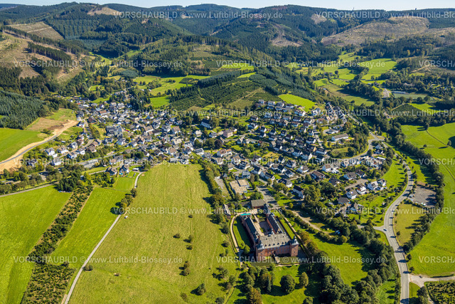 Kirchhundem230910370Oberhundem | Luftbild, Ortsansicht Ortsteil Oberhundem, Wasserschloss Adolfsburg und Baustelle mit Neubau, Waldgebiet mit Wäldschäden, Oberhundem, Kirchhundem, Sauerland, Nordrhein-Westfalen, Deutschland