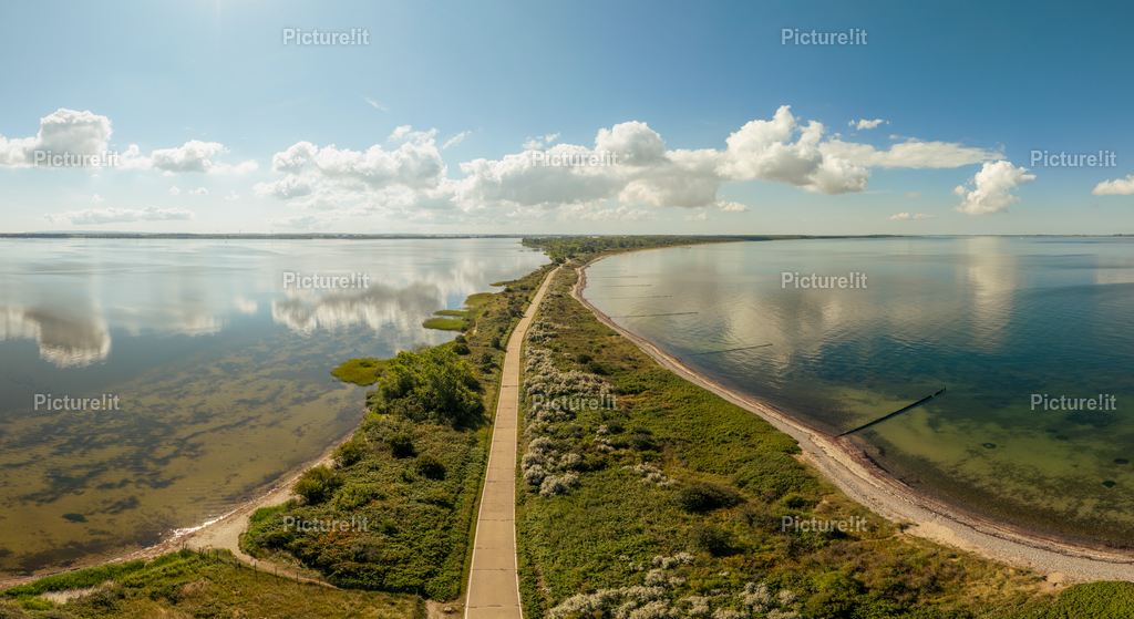 Norden von Rügen | Genießen Sie die unvergessliche Schönheit der Ostseeküste mit diesem eindrucksvollen Panorama von Rügen. Diese hochwertige Drohnenaufnahme zeigt die weite Küstenlinie, die sich majestätisch entlang der Insel erstreckt, und bietet einen spektakulären Blick auf das glitzernde Blau der Ostsee. Die Aufnahme fängt den zauberhaften Charme von Rügen in seiner vollen Pracht ein – perfekt für Naturliebhaber und als stilvolle Wanddekoration, die Ihrem Raum eine entspannte, maritime Atmosphäre verleiht. Ideal für alle, die die Schönheit der Ostsee in ihrem Zuhause genießen möchten. - Realisiert mit Pictrs.com