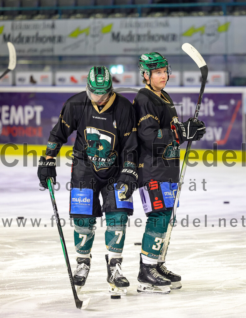 2026-02-20_007_TSV_Erding_gegen_Deggendorfer_SC | Erding, Deutschland, 20.02.2026:Eishockey, Oberliga Süd 2025 / 2026, 49. Spieltag, TSV Erding gegen Deggendorfer SC, Endergebnis: 4:1Louis Trattner (Erding Gladiators, #7), Thomas Matheson (Erding Gladiators, #37)Foto: Christian Riedel / fotografie-riedel.net